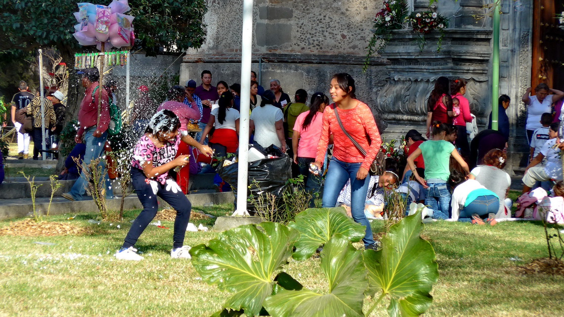 Fighting girls in front of the church of Santa Cruz